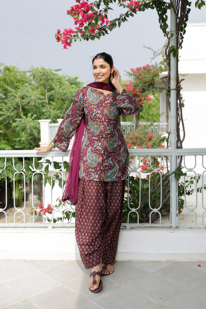 Model wearing Nargis wine paisley print cotton short kurta with floral buti Farshi salwar and wine dupatta
