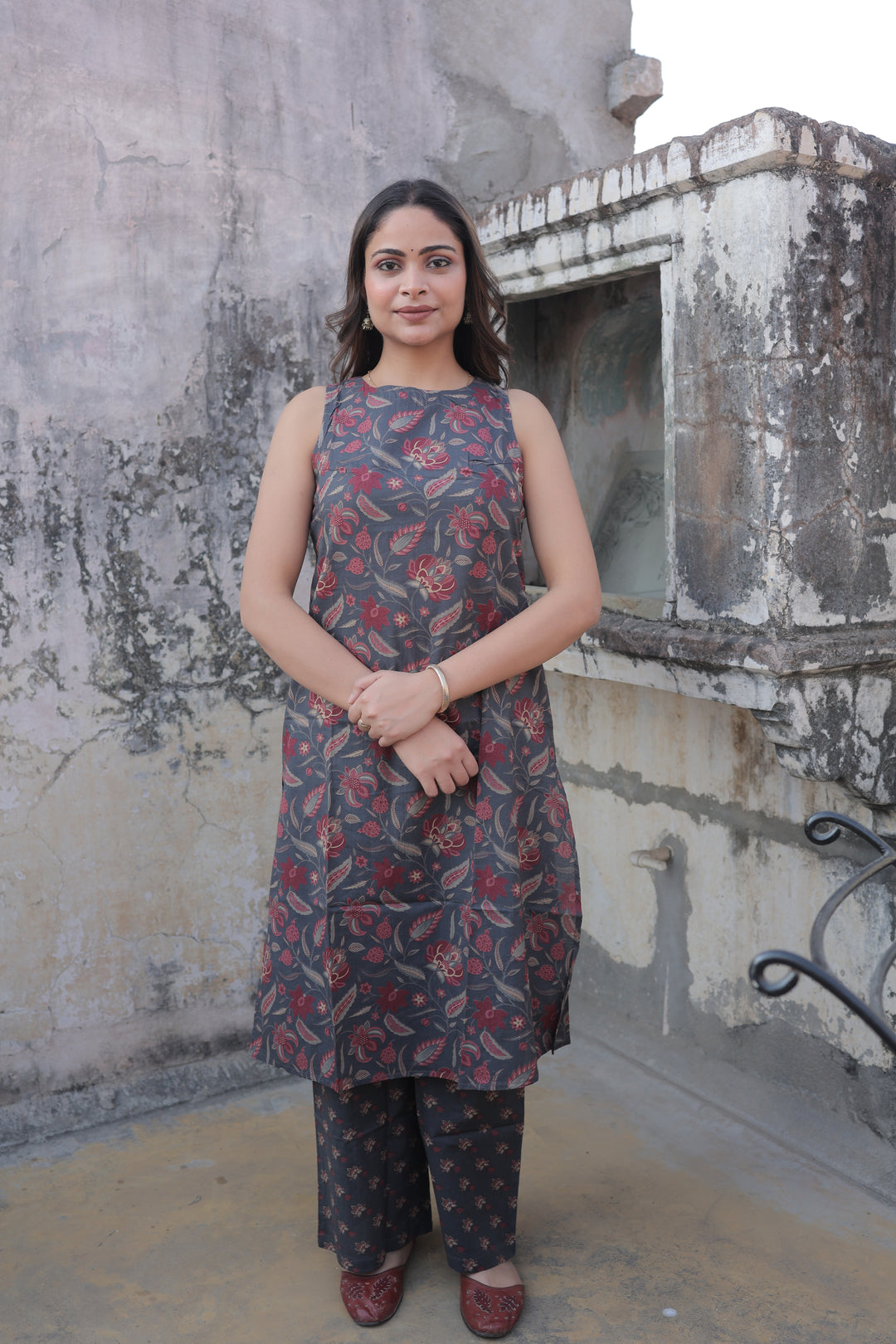 The Saachi Earthy Floral Printed Cotton Sleeveless Kurta & Pant Set