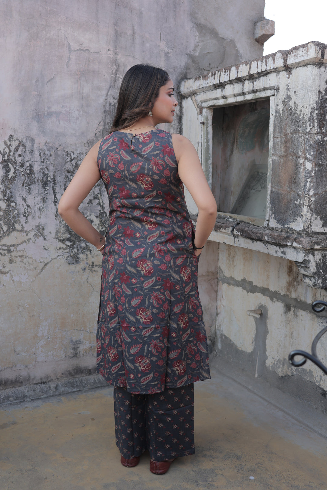 The Saachi Earthy Floral Printed Cotton Sleeveless Kurta & Pant Set