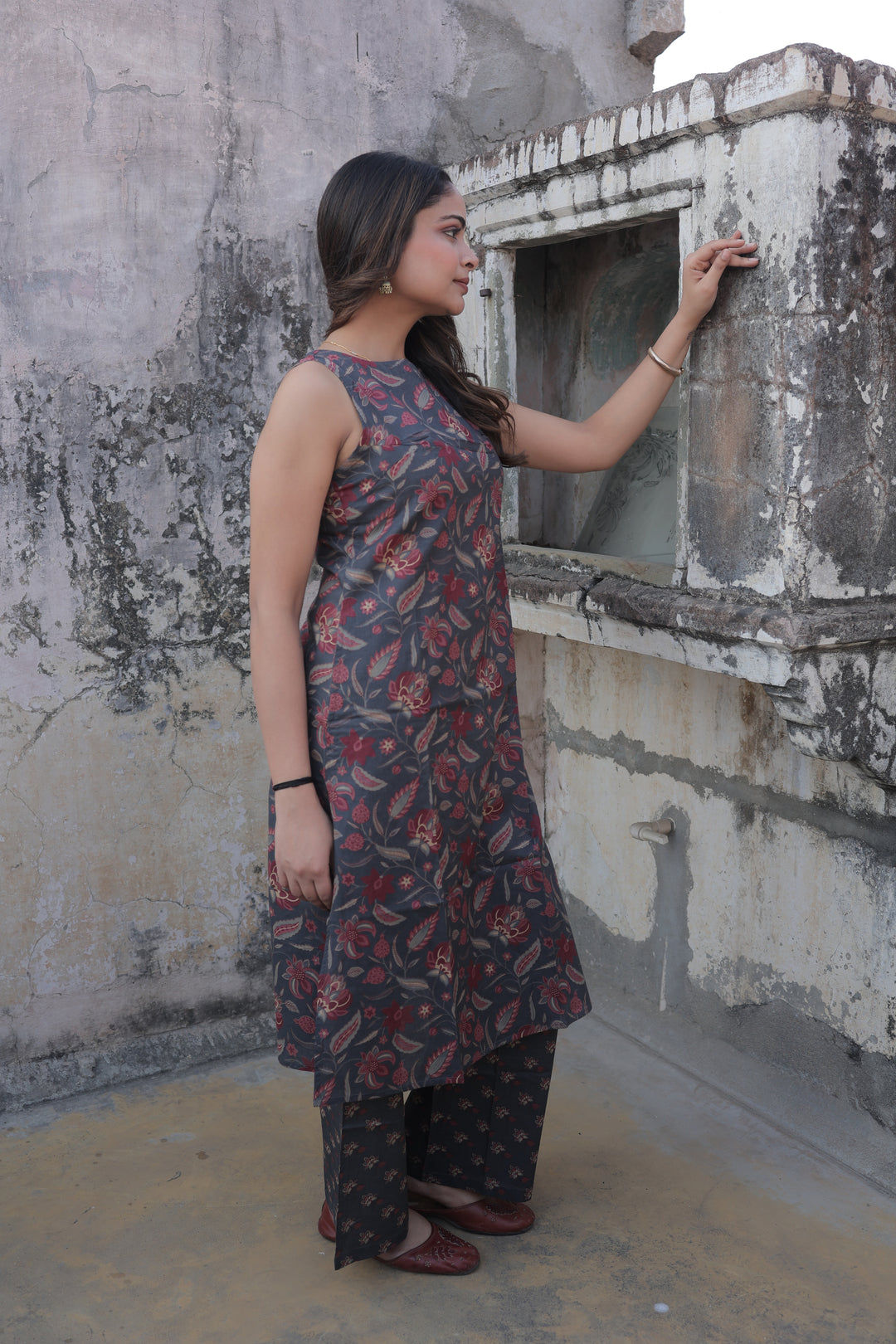 The Saachi Earthy Floral Printed Cotton Sleeveless Kurta & Pant Set